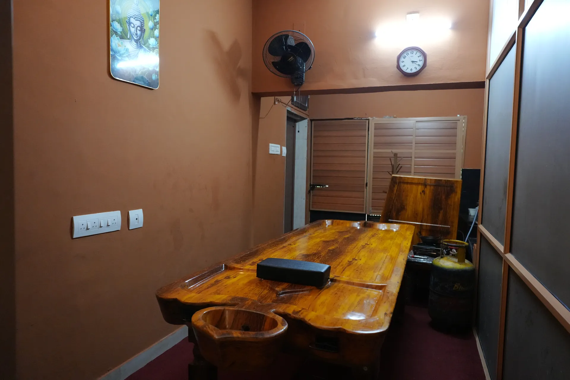 An Ayurvedic therapist providing Abhyanga care at Sanyu